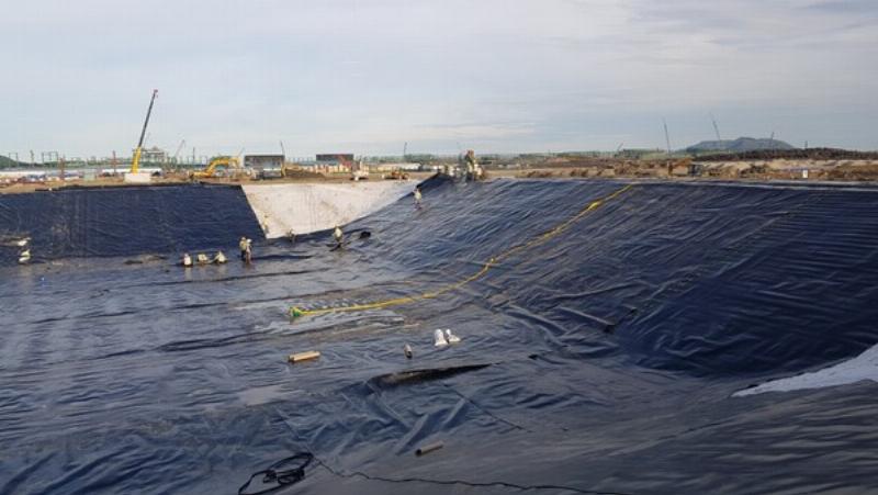 Màng chống thấm HDPE dày 1mm lót đáy bãi rác, ngăn chặn nước rỉ rác thấm xuống lòng đất và nguồn nước ngầm